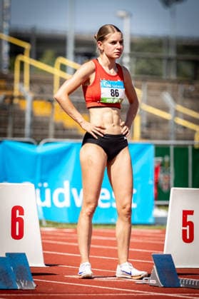 Süddeutsche Meisterschaften 2026 Aktive und Jugend U18; Koblenz, 20.06.2026 Fokussiert: Nicole Frey (LG Region Karlsruhe) vor dem Start ihres 100m-Sprints bei den Frauen; Süddeutsche Meisterschaften Aktive und Jugend U18 am 20.06.2026 im Stadion Oberwerth in Koblenz (Rheinland-Pfalz). *** 2026 Southern German Championships (Adult and U18 Youth) Koblenz, June 20, 2026 Copyright: xBEAUTIFULxSPORTS R.xSchmittx