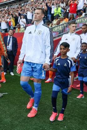 Manuel Neuer 1 (Deutschland) mit einem Einlaufkind an der Hand, Deutschland vs. Elfenbeinkueste, Fussball, FIFA, Weltmeisterschaft 2026, Gruppenphase, 20.06.2026 Toronto Ontario Kanada *** Manuel Neuer 1, Germany, holding the hand of a ball girl; Germany vs. Ivory Coast; soccer; FIFA; 2026 World Cup; group stage; June 20, 2026, Toronto, Ontario, Canada,detected_source_language Copyright: xkolbert-press ChristianxKolbertx