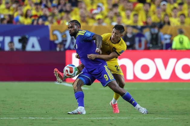 KANSAS CITY, MO - JUNE 20: Alan Franco 21 of Ecuador tries to keep Jurgen Locadia 9 of Curacao from the ball in the second half of the FIFA World Cup, WM, Weltmeisterschaft, Fussball 2026 Group E match between Ecuador and Curacao on June 20, 2026 at Kansas City Stadium in Kansas City, MO. (Photo by Scott Winters Icon Sportswire) SOCCER: JUN 20 FIFA World Cup 26 Group E - Ecuador vs Curacao EDITORIAL USE ONLY Icon2606200655