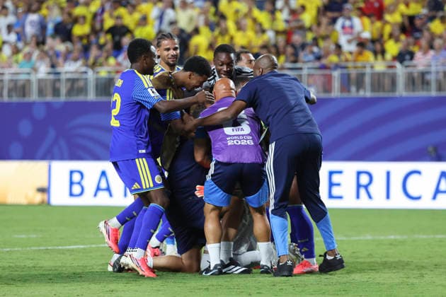 KANSAS CITY, MO - JUNE 20: Curacao players and staff hug to celebrate playing to a 0-0 draw during the FIFA World Cup, WM, Weltmeisterschaft, Fussball 2026 Group E match between Ecuador and Curacao on June 20, 2026 at Kansas City Stadium in Kansas City, MO. (Photo by Scott Winters Icon Sportswire) SOCCER: JUN 20 FIFA World Cup 26 Group E - Ecuador vs Curacao EDITORIAL USE ONLY Icon2606200740