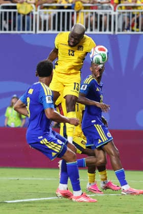 KANSAS CITY, MO - JUNE 20: Enner Valencia 13 of Ecuador leaps over 2 defenders to head a shot towards goal in the second half of the FIFA World Cup, WM, Weltmeisterschaft, Fussball 2026 Group E match between Ecuador and Curacao on June 20, 2026 at Kansas City Stadium in Kansas City, MO. (Photo by Scott Winters Icon Sportswire) SOCCER: JUN 20 FIFA World Cup 26 Group E - Ecuador vs Curacao EDITORIAL USE ONLY Icon2606200791