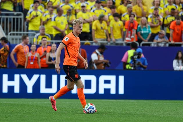 Netherland s Jan-Paul van Hecke with the ball in his feet during the FIFA World Cup, WM, Weltmeisterschaft, Fussball 2026 Group F match between Netherlands and Sweden at Houston Stadium on June 20, 2026 in Houston, United States. (Photo by Torbjorn Tande DeFodi Images) - *** Jan Paul van Hecke of the Netherlands with the ball at his feet during the 2026 FIFA World Cup Group F match between the Netherlands and Sweden at Houston Stadium on June 20, 2026, in Houston, United States. Photo by Torbjorn Tande, DeFodi Images,detected_source_language