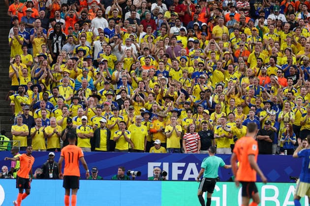 Swedish fans supporting their team during the FIFA World Cup, WM, Weltmeisterschaft, Fussball 2026 Group F match between Netherlands and Sweden at Houston Stadium on June 20, 2026 in Houston, United States. *** Swedish fans cheering on their team during the 2026 FIFA World Cup Group F match between the Netherlands and Sweden at Houston Stadium on June 20, 2026, in Houston, United States ,detected_source_language