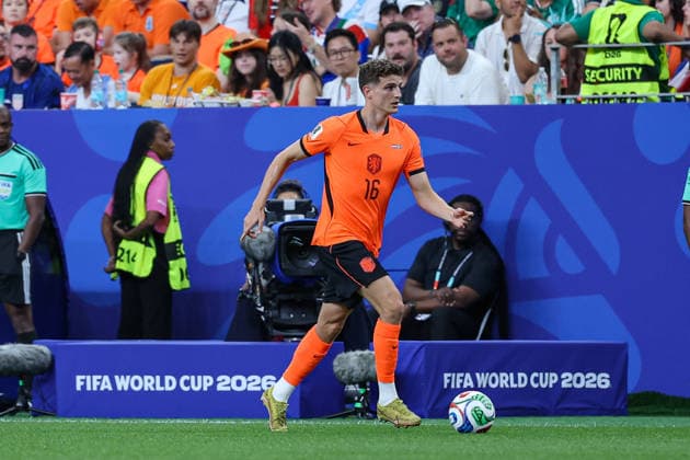 Netherland s Guus Til running forward with the ball during the FIFA World Cup, WM, Weltmeisterschaft, Fussball 2026 Group F match between Netherlands and Sweden at Houston Stadium on June 20, 2026 in Houston, United States. (Photo by Torbjorn Tande DeFodi Images) - *** Guus Til of the Netherlands runs forward with the ball during the 2026 FIFA World Cup Group F match between the Netherlands and Sweden at Houston Stadium on June 20, 2026, in Houston, United States. Photo by Torbjorn Tande, DeFodi Images,detected_source_language