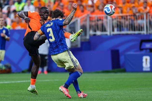 Netherland s Denzel Dumfries battling for the ball with Sweden™s Victor Lindelof during the FIFA World Cup, WM, Weltmeisterschaft, Fussball 2026 Group F match between Netherlands and Sweden at Houston Stadium on June 20, 2026 in Houston, United States. (Photo by Torbjorn Tande DeFodi Images) - *** The Netherlands Denzel Dumfries battles for the ball with Swedens Victor Lindelof during the 2026 FIFA World Cup Group F match between the Netherlands and Sweden at Houston Stadium on June 20, 2026, in Houston, United States. Photo by Torbjorn Tande, DeFodi Images,detected_source_language