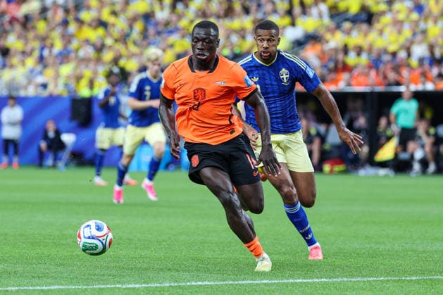 Netherland s Denzel Dumfries and Sweden™s Isak Hien battling for the ball during the FIFA World Cup, WM, Weltmeisterschaft, Fussball 2026 Group F match between Netherlands and Sweden at Houston Stadium on June 20, 2026 in Houston, United States. (Photo by Torbjorn Tande DeFodi Images) - *** The Netherlands Denzel Dumfries and Swedens Isak Hien battling for the ball during the 2026 FIFA World Cup Group F match between the Netherlands and Sweden at Houston Stadium on June 20, 2026, in Houston, United States. Photo by Torbjorn Tande, DeFodi Images,detected_source_language