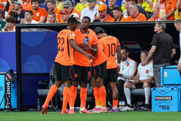 Netherland s Denzel Dumfries and Netherland s Cody Gakpo talks during the hydration break during the FIFA World Cup, WM, Weltmeisterschaft, Fussball 2026 Group F match between Netherlands and Sweden at Houston Stadium on June 20, 2026 in Houston, United States. (Photo by Torbjorn Tande DeFodi Images) - *** Denzel Dumfries of the Netherlands and Cody Gakpo of the Netherlands talk during the water break in the 2026 FIFA World Cup Group F match between the Netherlands and Sweden at Houston Stadium on June 20, 2026, in Houston, United States. Photo by Torbjorn Tande, DeFodi Images,detected_source_language