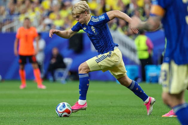 Sweden™s Lucas Bergvall running forward with the ball during the FIFA World Cup, WM, Weltmeisterschaft, Fussball 2026 Group F match between Netherlands and Sweden at Houston Stadium on June 20, 2026 in Houston, United States. (Photo by Torbjorn Tande DeFodi Images) - *** Swedens Lucas Bergvall running forward with the ball during the 2026 FIFA World Cup Group F match between the Netherlands and Sweden at Houston Stadium on June 20, 2026, in Houston, United States. Photo by Torbjorn Tande, DeFodi Images,detected_source_language