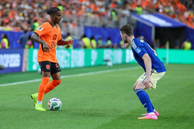 Netherland s Crysencion Summerville one-on-one against Sweden™s Gabriel Gudmundsson during the FIFA World Cup, WM, Weltmeisterschaft, Fussball 2026 Group F match between Netherlands and Sweden at Houston Stadium on June 20, 2026 in Houston, United States. (Photo by Torbjorn Tande DeFodi Images) - *** The Netherlands Crysencion Summerville goes one-on-one against Swedens Gabriel Gudmundsson during the 2026 FIFA World Cup Group F match between the Netherlands and Sweden at Houston Stadium on June 20, 2026, in Houston, United States. Photo by Torbjorn Tande, DeFodi Images,detected_source_language