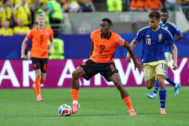 Netherland s Ryan Gravenberch controls the ball while chased by Sweden™s Yasin Ayari during the FIFA World Cup, WM, Weltmeisterschaft, Fussball 2026 Group F match between Netherlands and Sweden at Houston Stadium on June 20, 2026 in Houston, United States. (Photo by Torbjorn Tande DeFodi Images) - *** The Netherlands Ryan Gravenberch controls the ball while being chased by Swedens Yasin Ayari during the 2026 FIFA World Cup Group F match between the Netherlands and Sweden at Houston Stadium on June 20, 2026, in Houston, United States. Photo by Torbjorn Tande, DeFodi Images,detected_source_language