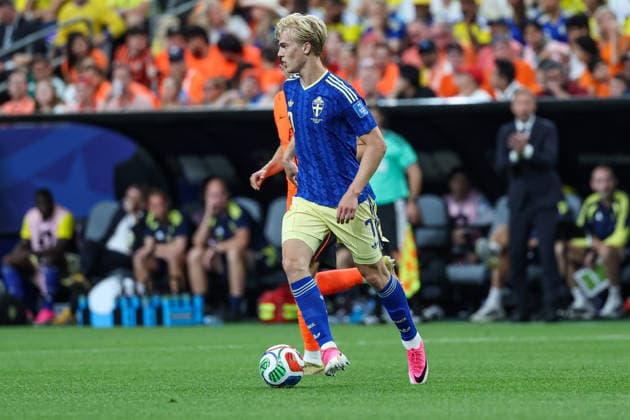 Sweden™s Lucas Bergvall running forward with the ball during the FIFA World Cup, WM, Weltmeisterschaft, Fussball 2026 Group F match between Netherlands and Sweden at Houston Stadium on June 20, 2026 in Houston, United States. (Photo by Torbjorn Tande DeFodi Images) - *** Swedens Lucas Bergvall running forward with the ball during the 2026 FIFA World Cup Group F match between the Netherlands and Sweden at Houston Stadium on June 20, 2026, in Houston, United States. Photo by Torbjorn Tande, DeFodi Images,detected_source_language