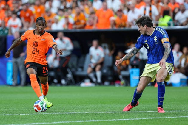 Netherland s Crysencion Summerville running forward with the ball during the FIFA World Cup, WM, Weltmeisterschaft, Fussball 2026 Group F match between Netherlands and Sweden at Houston Stadium on June 20, 2026 in Houston, United States. (Photo by Torbjorn Tande DeFodi Images) - *** Crysencion Summerville of the Netherlands runs forward with the ball during the 2026 FIFA World Cup Group F match between the Netherlands and Sweden at Houston Stadium on June 20, 2026, in Houston, United States. Photo by Torbjorn Tande, DeFodi Images,detected_source_language