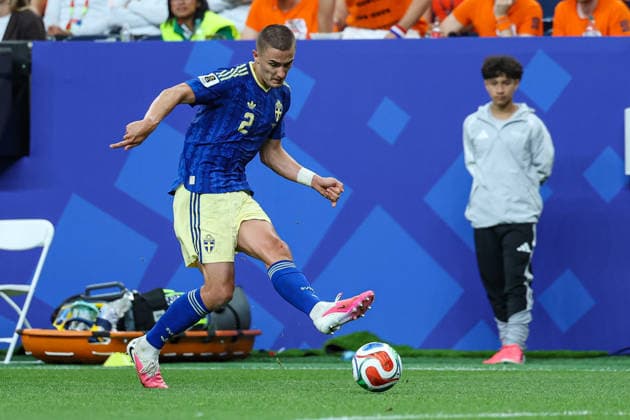 Sweden™s Gustaf Lagerbielke passes the ball forward during the FIFA World Cup, WM, Weltmeisterschaft, Fussball 2026 Group F match between Netherlands and Sweden at Houston Stadium on June 20, 2026 in Houston, United States. (Photo by Torbjorn Tande DeFodi Images) - *** Swedens Gustaf Lagerbielke passes the ball forward during the 2026 FIFA World Cup Group F match between the Netherlands and Sweden at Houston Stadium on June 20, 2026, in Houston, United States. Photo by Torbjorn Tande, DeFodi Images,detected_source_language