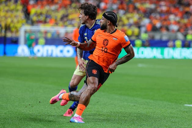Netherland s Memphis Depay with a forward run followed buy Sweden™s Victor Lindelof during the FIFA World Cup, WM, Weltmeisterschaft, Fussball 2026 Group F match between Netherlands and Sweden at Houston Stadium on June 20, 2026 in Houston, United States. (Photo by Torbjorn Tande DeFodi Images) - *** The Netherlands Memphis Depay makes a run forward, followed by Swedens Victor Lindelof, during the 2026 FIFA World Cup Group F match between the Netherlands and Sweden at Houston Stadium on June 20, 2026, in Houston, United States. Photo by Torbjorn Tande, DeFodi Images,detected_source_language
