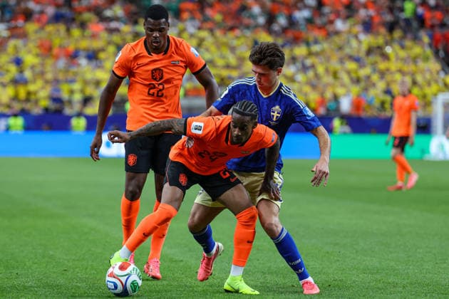 Netherland s Crysencion Summerville and Sweden™s Besfort Zeneli battling for the ball during the FIFA World Cup, WM, Weltmeisterschaft, Fussball 2026 Group F match between Netherlands and Sweden at Houston Stadium on June 20, 2026 in Houston, United States. (Photo by Torbjorn Tande DeFodi Images) - *** Crysencion Summerville of the Netherlands and Besfort Zeneli of Sweden battling for the ball during the 2026 FIFA World Cup Group F match between the Netherlands and Sweden at Houston Stadium on June 20, 2026, in Houston, United States. Photo by Torbjorn Tande, DeFodi Images,detected_source_language