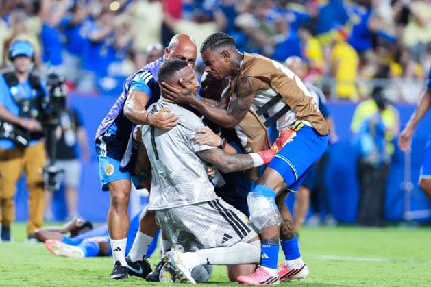 Juninho Bacuna of Curacao (R) hugs Eloy Room of Curacao (L) after the 0-0 draw during a FIFA Men’s World Cup 2026 Group Stage football match between Ecuador and Curacao at Kansas City Stadium, in Kansas City on June 20th 2026 (Photo by Alexandra Fechete SPP)  Copyright: xAlexandraxFechete SPPx Sportspressphoto_SPR172344