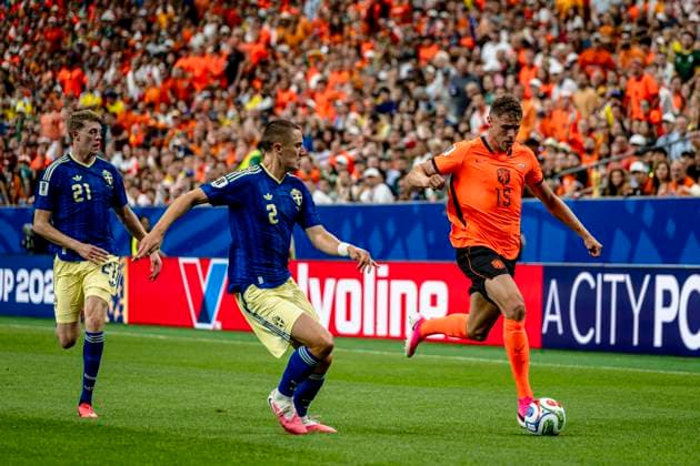 HOUSTON - (lr) Alexander Bernhardsson of Sweden, Gustaf Lagerbielke of Sweden and Mickey van de Ven of the Netherlands during the 2026 World Cup at NRG Stadium on June 20, 2026 in Houston, United States. (Photo by Stefan Koops EYE4IMAGES DeFodi Images) - *** HOUSTON — Alexander Bernhardsson of Sweden, Gustaf Lagerbielke of Sweden, and Mickey van de Ven of the Netherlands during the 2026 World Cup at NRG Stadium on June 20, 2026, in Houston, United States. Photo by Stefan Koops, EYE4IMAGES, DeFodi Images,detected_source_language