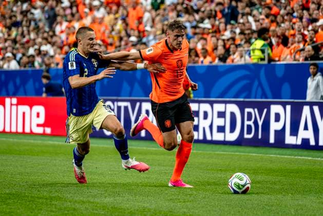 HOUSTON - (lr) Gustaf Lagerbielke of Sweden and Mickey van de Ven of the Netherlands during the 2026 World Cup at NRG Stadium on June 20, 2026, in Houston, United States. (Photo by Stefan Koops EYE4IMAGES DeFodi Images) - *** HOUSTON — Gustaf Lagerbielke of Sweden and Mickey van de Ven of the Netherlands during the 2026 World Cup at NRG Stadium on June 20, 2026, in Houston, United States. Photo by Stefan Koops, EYE4IMAGES, DeFodi Images,detected_source_language