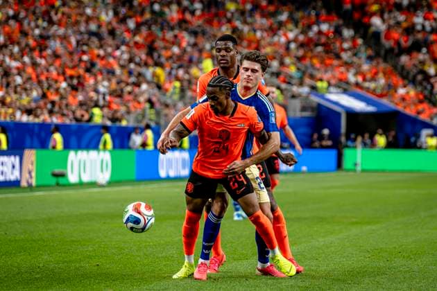 HOUSTON - (lr) Denzel Dumfries of the Netherlands, Elliot Stroud of Sweden, Elliot Stroud of Sweden during the 2026 World Cup at NRG Stadium on June 20, 2026 in Houston, United States. (Photo by Stefan Koops EYE4IMAGES DeFodi Images) - *** HOUSTON — Denzel Dumfries of the Netherlands and Elliot Stroud of Sweden during the 2026 World Cup at NRG Stadium on June 20, 2026, in Houston, United States. Photo by Stefan Koops, EYE4IMAGES, DeFodi Images,detected_source_language