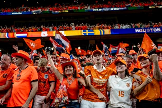 HOUSTON - Supporters of the Dutch national team, Nationalteam celebrate the victory over Sweden during the 2026 World Cup at NRG Stadium on June 20, 2026, in Houston, United States. (Photo by Stefan Koops EYE4IMAGES DeFodi Images) - *** HOUSTON Supporters of the Dutch national team celebrate their victory over Sweden during the 2026 World Cup at NRG Stadium on June 20, 2026, in Houston, United States. Photo by Stefan Koops EYE4IMAGES DeFodi Images,detected_source_language
