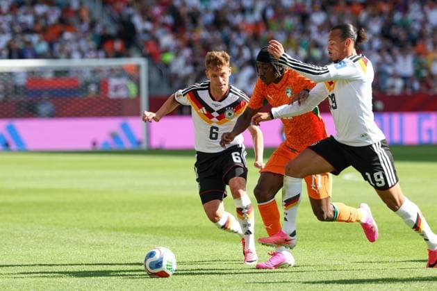 im Zweikampf, Aktion, mit Joshua Kimmich 6 (Deutschland), Yan Diomande 11 (Elfenbeinkueste), Leroy Sane 19 (Deutschland), Deutschland vs. Elfenbeinkueste, Fussball, FIFA, Weltmeisterschaft 2026, Gruppenphase, 20.06.2026 Toronto Ontario Kanada *** in a one-on-one duel, action, with Joshua Kimmich 6 Germany, Yan Diomande 11 Ivory Coast, Leroy Sané 19 Germany, Germany vs. Ivory Coast, soccer, FIFA, 2026 World Cup, group stage, June 20, 2026, Toronto, Ontario, Canada,detected_source_language Copyright: xkolbert-press ChristianxKolbertx
