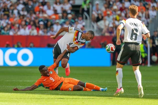 im Zweikampf, Aktion, mit Ange-Yoan Bonny 9 (Elfenbeinkueste), Jonathan Tah 4 (Deutschland), Joshua Kimmich 6 (Deutschland), Deutschland vs. Elfenbeinkueste, Fussball, FIFA, Weltmeisterschaft 2026, Gruppenphase, 20.06.2026 Toronto Ontario Kanada *** One-on-one, action, featuring Ange Yoan Bonny 9 (Ivory Coast), Jonathan Tah 4 Germany, Joshua Kimmich 6 Germany, Germany vs. Ivory Coast, soccer, FIFA, 2026 World Cup, group stage, June 20, 2026, Toronto, Ontario, Canada,detected_source_language Copyright: xkolbert-press ChristianxKolbertx