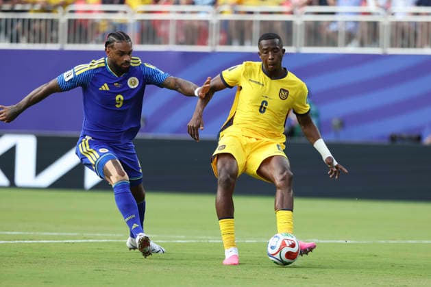 KANSAS CITY, MO - JUNE 20: William Pacho 6 of Ecuador makes a pass in the first half of the FIFA World Cup, WM, Weltmeisterschaft, Fussball 2026 Group E match between Ecuador and Curacao on June 20, 2026 at Kansas City Stadium in Kansas City, MO. (Photo by Scott Winters Icon Sportswire) SOCCER: JUN 20 FIFA World Cup 26 Group E - Ecuador vs Curacao EDITORIAL USE ONLY Icon2606200187