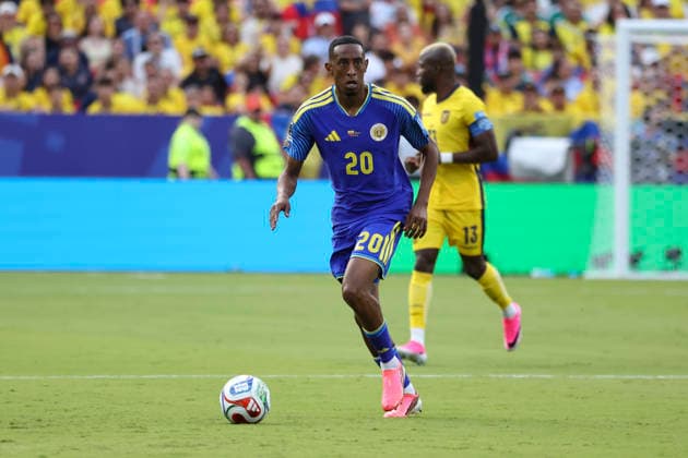 KANSAS CITY, MO - JUNE 20: Joshua Brenet 20 of Curacao with the ball in the first half of the FIFA World Cup, WM, Weltmeisterschaft, Fussball 2026 Group E match between Ecuador and Curacao on June 20, 2026 at Kansas City Stadium in Kansas City, MO. (Photo by Scott Winters Icon Sportswire) SOCCER: JUN 20 FIFA World Cup 26 Group E - Ecuador vs Curacao EDITORIAL USE ONLY Icon2606200212