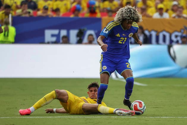 KANSAS CITY, MO - JUNE 20: Piero Hincapie 3 of Ecuador tries to knock the ball away from Tahith Chong 21 of Curacao while lying on the ground in the first half of the FIFA World Cup, WM, Weltmeisterschaft, Fussball 2026 Group E match between Ecuador and Curacao on June 20, 2026 at Kansas City Stadium in Kansas City, MO. (Photo by Scott Winters Icon Sportswire) SOCCER: JUN 20 FIFA World Cup 26 Group E - Ecuador vs Curacao EDITORIAL USE ONLY Icon2606200254