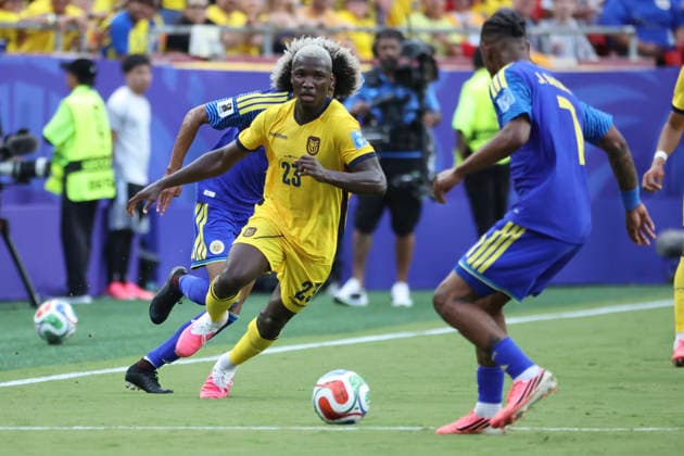 KANSAS CITY, MO - JUNE 20: Moises Caicedo 23 of Ecuador works in traffic in the first half of the FIFA World Cup, WM, Weltmeisterschaft, Fussball 2026 Group E match between Ecuador and Curacao on June 20, 2026 at Kansas City Stadium in Kansas City, MO. (Photo by Scott Winters Icon Sportswire) SOCCER: JUN 20 FIFA World Cup 26 Group E - Ecuador vs Curacao EDITORIAL USE ONLY Icon2606200368