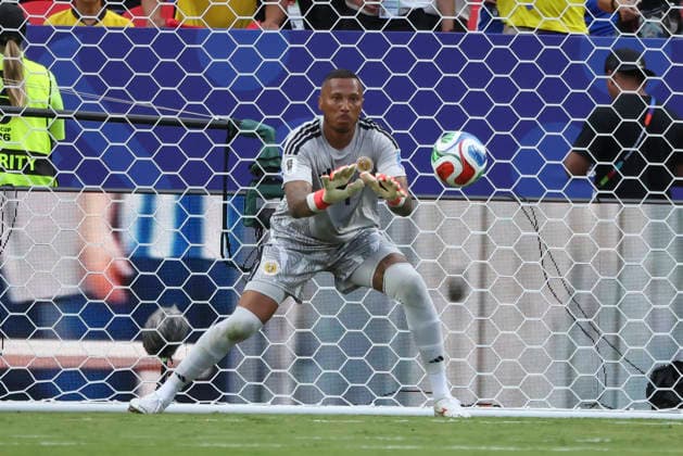 KANSAS CITY, MO - JUNE 20: Eloy Room 1 of Curacao prepares to make a save in the first half of the FIFA World Cup, WM, Weltmeisterschaft, Fussball 2026 Group E match between Ecuador and Curacao on June 20, 2026 at Kansas City Stadium in Kansas City, MO. (Photo by Scott Winters Icon Sportswire) SOCCER: JUN 20 FIFA World Cup 26 Group E - Ecuador vs Curacao EDITORIAL USE ONLY Icon2606200385