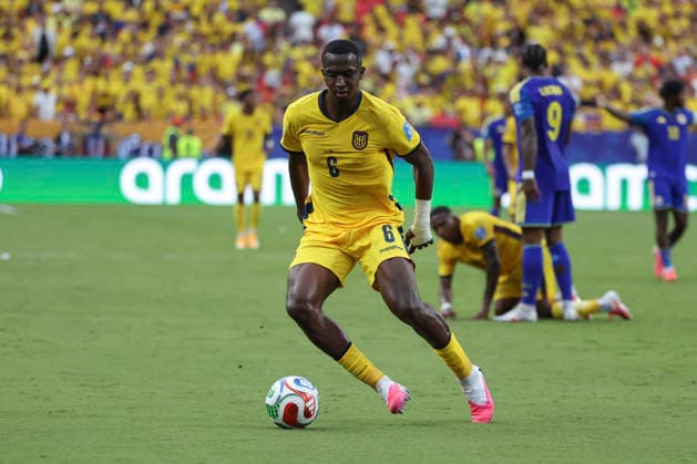 KANSAS CITY, MO - JUNE 20: William Pacho 6 of Ecuador with the ball in the first half of the FIFA World Cup, WM, Weltmeisterschaft, Fussball 2026 Group E match between Ecuador and Curacao on June 20, 2026 at Kansas City Stadium in Kansas City, MO. (Photo by Scott Winters Icon Sportswire) SOCCER: JUN 20 FIFA World Cup 26 Group E - Ecuador vs Curacao EDITORIAL USE ONLY Icon2606200448
