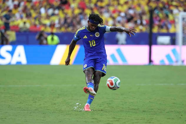 KANSAS CITY, MO - JUNE 20: Leandro Bacuna 10 of Curacao takes a direct kick in the first half of the FIFA World Cup, WM, Weltmeisterschaft, Fussball 2026 Group E match between Ecuador and Curacao on June 20, 2026 at Kansas City Stadium in Kansas City, MO. (Photo by Scott Winters Icon Sportswire) SOCCER: JUN 20 FIFA World Cup 26 Group E - Ecuador vs Curacao EDITORIAL USE ONLY Icon2606200458