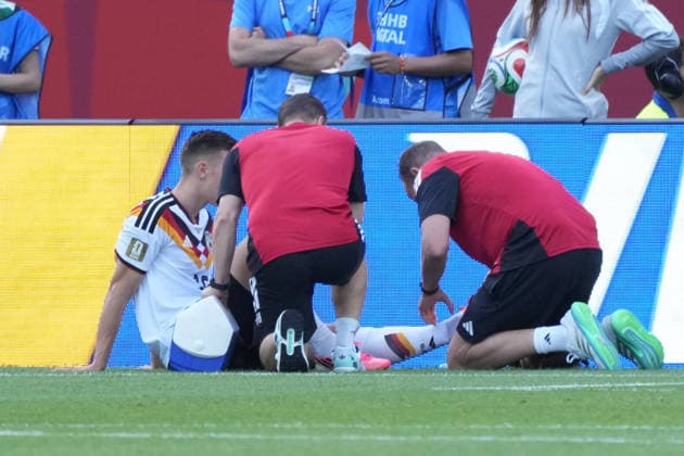 Nico Schlotterbeck (Deutschland Germany) wird behandelt - Toronto 20.06.2026: Deutschland vs. Elfenbeinküste, Toronto Stadium, World Cup 26 Gruppe E 2. Spieltag *** Nico Schlotterbeck Germany will face Ivory Coast on June 20, 2026, at Toronto Stadium in Group E, Matchday 2 of the 2026 World Cup.,detected_source_language