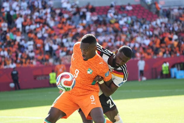 Ange-Yoan Bonny (Elfenbeinküste, Ivory Coast, Cote d Ivoire, 9) und Antonio Rüdiger (Deutschland Germany) kämpfen um den Ball - Toronto 20.06.2026: Deutschland vs. Elfenbeinküste, Toronto Stadium, World Cup 26 Gruppe E 2. Spieltag *** Ange Yoan Bonny (Ivory Coast, Côte dIvoire), age 9, and Antonio Rüdiger (Germany) battle for the ball in Toronto on June 20, 2026. Germany vs. Ivory Coast, Toronto Stadium, World Cup 26, Group E, Matchday 2,detected_source_language