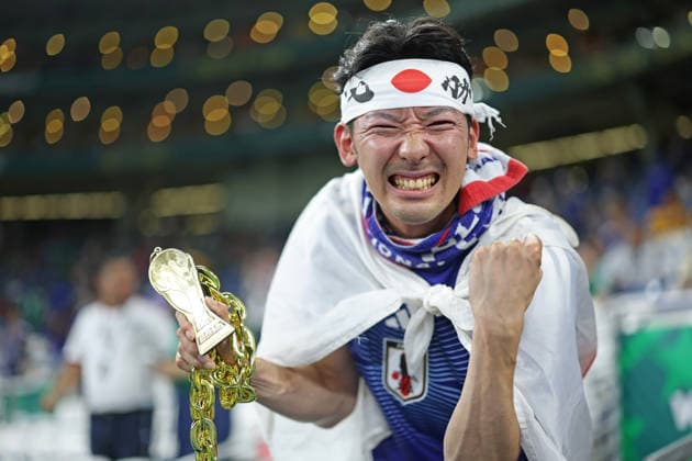June 20, 2026, Monterrey, Mexico: A Japanese fan poses for a photo with a replica of the FIFA World Cup, WM, Weltmeisterschaft, Fussball trophy moments before the match between Tunisia and Japan for the 2st round of the group F of the FIFA World Cup 2026 at Monterrey Stadium on June 20, 2026 in Monterrey, Mexico. Photo: DiaEsportivo Monterrey Mexico - ZUMAh208 20260620_zsp_h208_017 Copyright: xHeulerxAndreyx