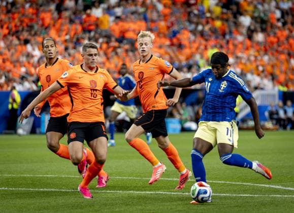 HOUSTON - (lr) Anthony Elanga of Sweden shoots the 4-1 past Virgil van Dijk of the Netherlands, Micky van de Ven of the Netherlands and Jan Paul van Hecke of the Netherlands during the 2026 FIFA World Cup, WM, Weltmeisterschaft, Fussball Group F match between the Netherlands and Sweden at Houston Stadium on June 20, 2026 in Houston, United States. KOEN VAN WEEL ANP FIFA World Cup 2026 group stage 2026 xVIxANPxSportx xxANPxIVx 561561804 originalFilename: 561561804.jpg