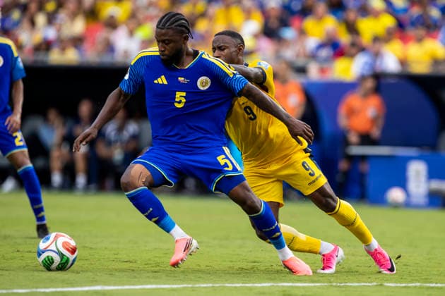 KANSAS CITY, MO - JUNE 20: Sherel Floranus 5 of Curacao collects the ball ahead of John Yeboah 9 of Ecuador during the FIFA World Cup, WM, Weltmeisterschaft, Fussball 2026 Group E match between Ecuador and Curacao on June 20, 2026 at the Kansas City Stadium in Kansas City, MO. (Photo by Nick Tre. Smith Icon Sportswire) SOCCER: JUN 20 FIFA World Cup 26 Group E - Ecuador vs Curacao EDITORIAL USE ONLY Icon2606200015