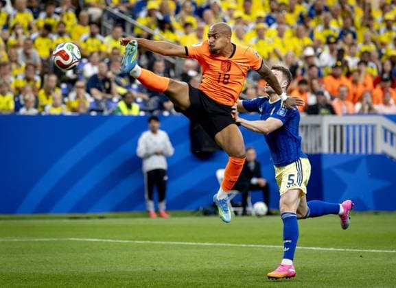 HOUSTON - (lr) Donyell Malen of the Netherlands, Gabriel Gudmundsson of Sweden during the FIFA World Cup, WM, Weltmeisterschaft, Fussball 2026 Group F match between the Netherlands and Sweden at Houston Stadium on June 20, 2026 in Houston, United States. KOEN VAN WEEL ANP FIFA World Cup 2026 group stage 2026 xVIxANPxSportx xxANPxIVx 561561822 originalFilename: 561561822.jpg