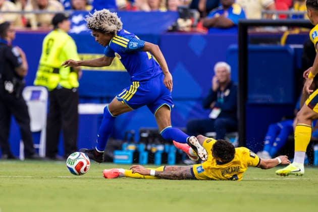 KANSAS CITY, MO - JUNE 20: Tahith Chong 21 of Curacao avoids the tackle of Piero HincapiÃ 3 of Ecuador during the FIFA World Cup, WM, Weltmeisterschaft, Fussball 2026 Group E match between Ecuador and Curacao on June 20, 2026 at the Kansas City Stadium in Kansas City, MO. (Photo by Nick Tre. Smith Icon Sportswire) SOCCER: JUN 20 FIFA World Cup 26 Group E - Ecuador vs Curacao EDITORIAL USE ONLY Icon2606200031