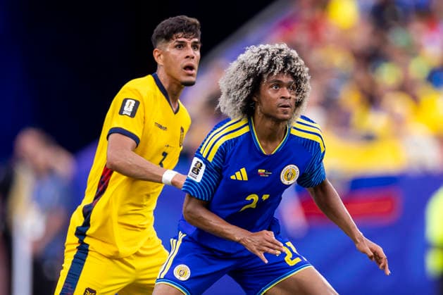 KANSAS CITY, MO - JUNE 20: Tahith Chong 21 of Curacao fights for position against Piero HincapiÃ 3 of Ecuador during the FIFA World Cup, WM, Weltmeisterschaft, Fussball 2026 Group E match between Ecuador and Curacao on June 20, 2026 at the Kansas City Stadium in Kansas City, MO. (Photo by Nick Tre. Smith Icon Sportswire) SOCCER: JUN 20 FIFA World Cup 26 Group E - Ecuador vs Curacao EDITORIAL USE ONLY Icon2606200050