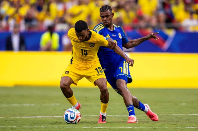 KANSAS CITY, MO - JUNE 20: Pedro Vite 15 of Ecuador attempts to shield off Juninho Bacuna 7 of Curacao during the FIFA World Cup, WM, Weltmeisterschaft, Fussball 2026 Group E match between Ecuador and Curacao on June 20, 2026 at the Kansas City Stadium in Kansas City, MO. (Photo by Nick Tre. Smith Icon Sportswire) SOCCER: JUN 20 FIFA World Cup 26 Group E - Ecuador vs Curacao EDITORIAL USE ONLY Icon2606200053