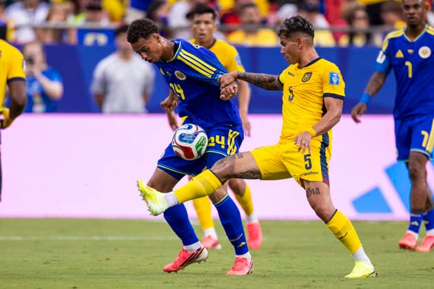 CITY, MO - JUNE 20: Deveron Fonville 24 of Curacao attempts to fight for possession of the ball against Jordy Alcivar 5 of Ecuador during the FIFA World Cup, WM, Weltmeisterschaft, Fussball 2026 Group E match between Ecuador and Curacao on June 20, 2026 at the Kansas City Stadium in Kansas City, MO. (Photo by Nick Tre. Smith Icon Sportswire) SOCCER: JUN 20 FIFA World Cup 26 Group E - Ecuador vs Curacao EDITORIAL USE ONLY Icon2606200057