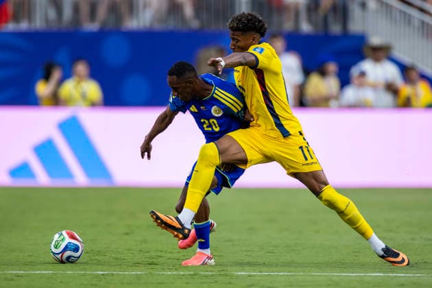 KANSAS CITY, MO - JUNE 20: Kevin Rodriguez 11 of Ecuador attempts to collect the ball against Joshua Brenet 20 of Curacao during the FIFA World Cup, WM, Weltmeisterschaft, Fussball 2026 Group E match between Ecuador and Curacao on June 20, 2026 at the Kansas City Stadium in Kansas City, MO. (Photo by Nick Tre. Smith Icon Sportswire) SOCCER: JUN 20 FIFA World Cup 26 Group E - Ecuador vs Curacao EDITORIAL USE ONLY Icon2606200065