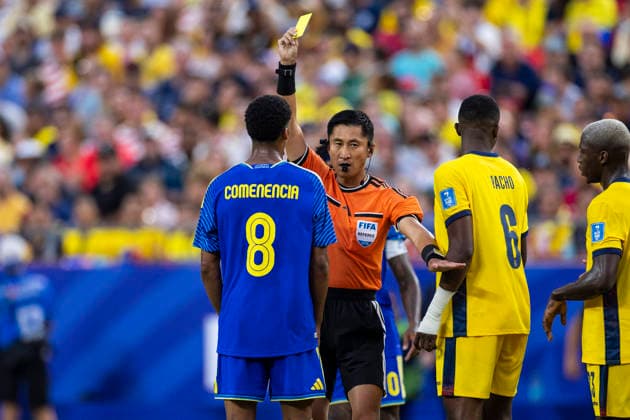 KANSAS CITY, MO - JUNE 20: Referee Ning Ma issues a yellow card to Livano Comenencia 8 of Curacao during the FIFA World Cup, WM, Weltmeisterschaft, Fussball 2026 Group E match between Ecuador and Curacao on June 20, 2026 at the Kansas City Stadium in Kansas City, MO. (Photo by Nick Tre. Smith Icon Sportswire) SOCCER: JUN 20 FIFA World Cup 26 Group E - Ecuador vs Curacao EDITORIAL USE ONLY Icon2606200068