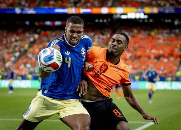 HOUSTON - (lr) Isak Hien of Sweden, Ryan Gravenberch of the Netherlands during the FIFA 2026 Group F match between the Netherlands and Sweden at Houston Stadium on June 20, 2026 in Houston, United States. KOEN VAN WEEL ANP FIFA World Cup, WM, Weltmeisterschaft, Fussball 2026 group stage 2026 xVIxANPxSportx xxANPxIVx 561561840 originalFilename: 561561840.jpg