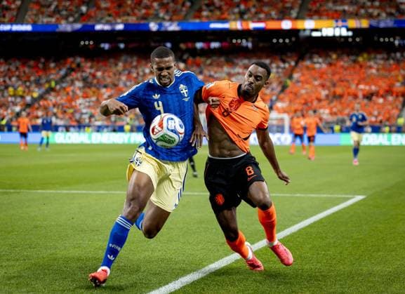 HOUSTON - (lr) Isak Hien of Sweden, Ryan Gravenberch of the Netherlands during the FIFA 2026 Group F match between the Netherlands and Sweden at Houston Stadium on June 20, 2026 in Houston, United States. KOEN VAN WEEL ANP FIFA World Cup, WM, Weltmeisterschaft, Fussball 2026 group stage 2026 xVIxANPxSportx xxANPxIVx 561561846 originalFilename: 561561846.jpg