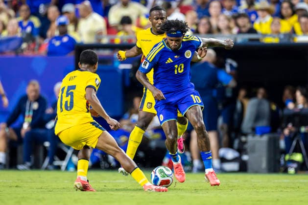 KANSAS CITY, MO - JUNE 20: Leandro Bacuna 10 of Curacao attempts to maneuver past the defense during the FIFA World Cup, WM, Weltmeisterschaft, Fussball 2026 Group E match between Ecuador and Curacao on June 20, 2026 at the Kansas City Stadium in Kansas City, MO. (Photo by Nick Tre. Smith Icon Sportswire) SOCCER: JUN 20 FIFA World Cup 26 Group E - Ecuador vs Curacao EDITORIAL USE ONLY Icon2606200086
