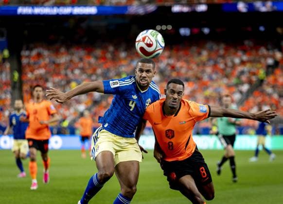 HOUSTON - (lr) Isak Hien of Sweden, Ryan Gravenberch of the Netherlands during the FIFA 2026 Group F match between the Netherlands and Sweden at Houston Stadium on June 20, 2026 in Houston, United States. KOEN VAN WEEL ANP FIFA World Cup, WM, Weltmeisterschaft, Fussball 2026 group stage 2026 xVIxANPxSportx xxANPxIVx 561561854 originalFilename: 561561854.jpg