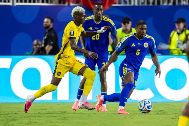 KANSAS CITY, MO - JUNE 20: Godfried Roemeratoe 6 of Curacao brings the ball upfield during the FIFA World Cup, WM, Weltmeisterschaft, Fussball 2026 Group E match between Ecuador and Curacao on June 20, 2026 at the Kansas City Stadium in Kansas City, MO. (Photo by Nick Tre. Smith Icon Sportswire) SOCCER: JUN 20 FIFA World Cup 26 Group E - Ecuador vs Curacao EDITORIAL USE ONLY Icon2606200099